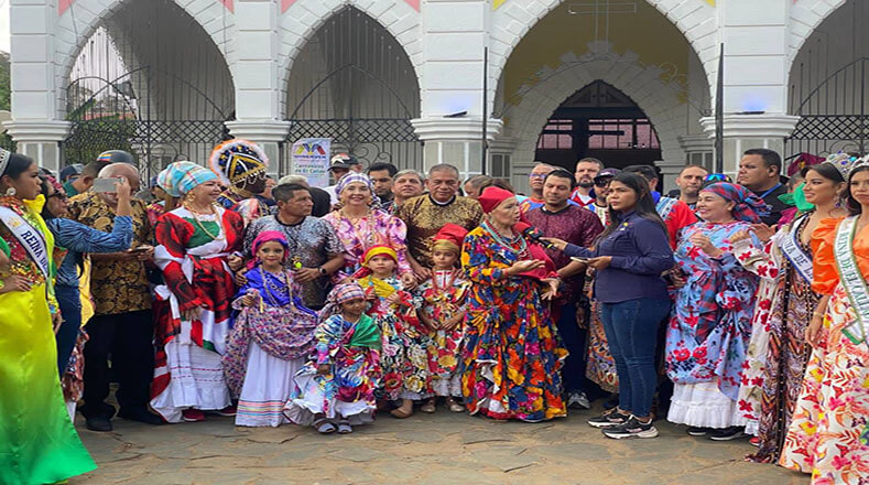 Vestidas con el típico traje de las Madamas, mujeres y niñas desfilan por las principales calles de la ciudad de El Callao.