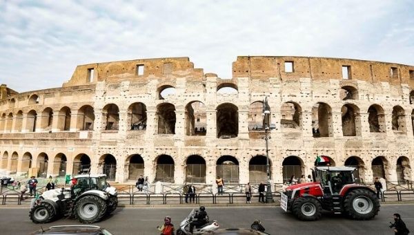 Tractores recorren las calles de Roma, Italia, frente al Coliseo en reclamo ante la falta de rentabilidad de sus producciones. Imágenes como estas se replican en toda Europa.