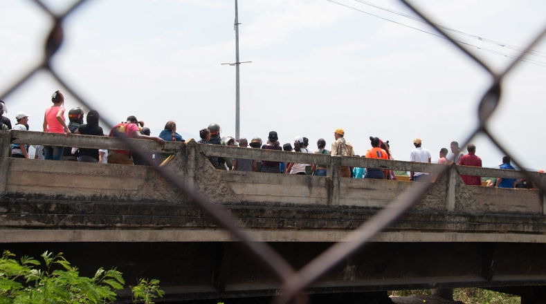 Los grupos violentos intentaron pasar por el Puente Internacional Simón Bolívar, y el límite con Brasil, Santa Elena de Uairén, estado Bolívar.
