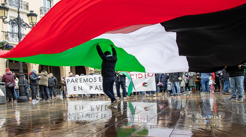 En las calles de Logroño, España exigen parar el comercio de armas y las relaciones con Israel. 