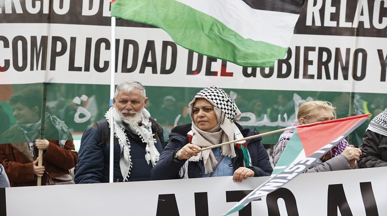 La Red Solidaria Contra la Ocupación de Palestina (RESCOP), con pancartas con lemas como "Alto al genocidio en Palestina". 