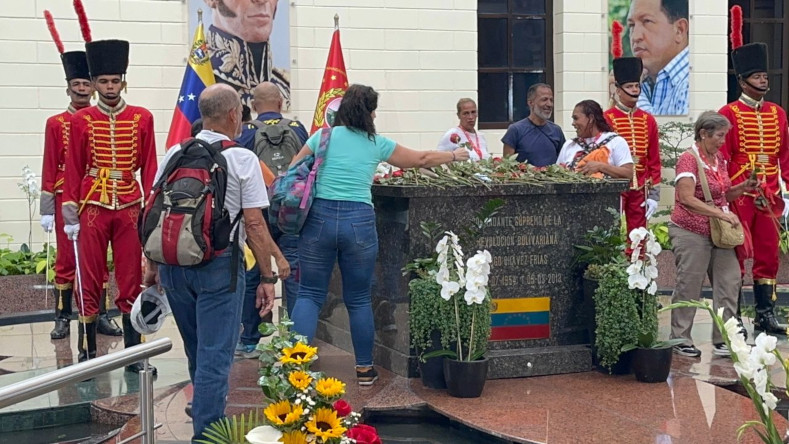 Dirigentes junto al pueblo, rindieron honor al Comandante, con una oración ecuménica, desde la parroquia San Juan en el Hospital Militar Dr. Carlos Arvelo en Caracas. 