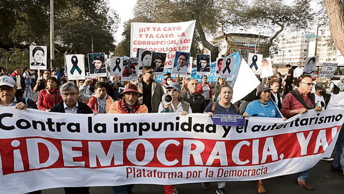 Un grupo de personas se congregó frente a Palacio de Justicia para manifestar su rechazo a la eventual destitución de integrantes de la JNJ.