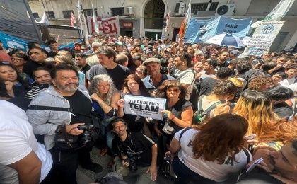 Cientos de personas participaron de un abrazo simbólico a la agencia Télam tras su cierre.