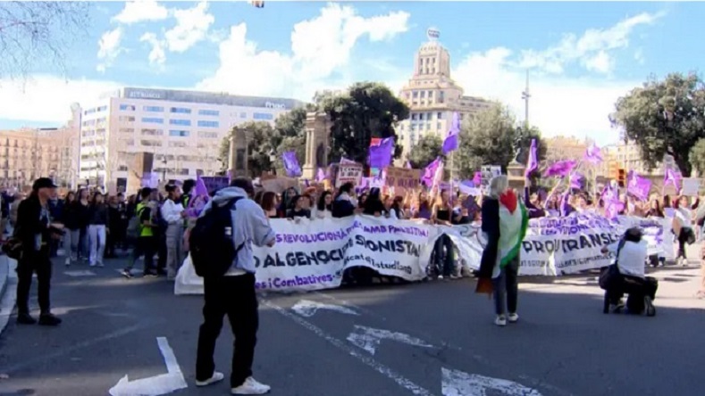 Unos 5.000 estudiantes se manifestaron este viernes en Barcelona , convocados por el Sindicat d