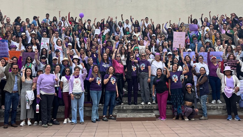 La Escuela Politécnica Nacional de Ecuador recibió en sus instalaciones a la marcha conmemorativa de las mujeres universitarias por el 8M. Las asistentes aprovecharon la oportunidad para resaltar el trabajo de estas en el campo del conocimiento y la innovación.