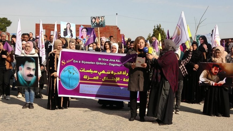 Con motivo del 8 de marzo, cientos de mujeres participaron en dos marchas en las provincias de Tabqa y Deir aAl-Zor, en el norte y el este de Siria.