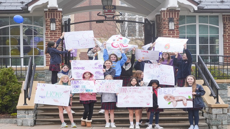 En Washington D.C., Estados Unidos, los estudiantes de colegios como la Escuela Catedral Nacional marcharon alrededor de sus centros de estudios en la celebración del 8 de marzo.