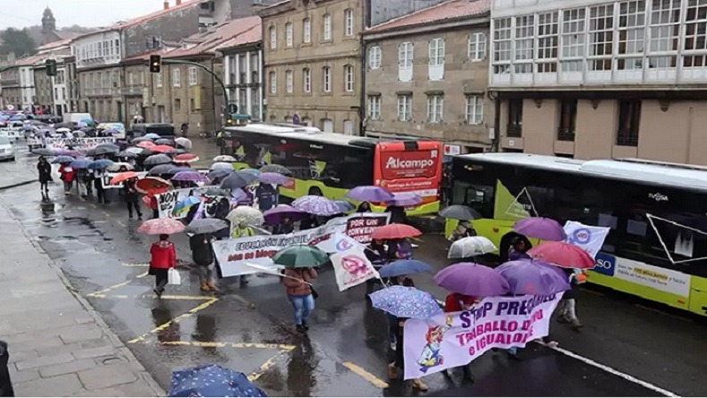 Los manifestantes en Galicia, España, recorrieron las principales calles y abogaron por una mayor equidad, así como denunciaron la precariedad laboral que sufren las mujeres.