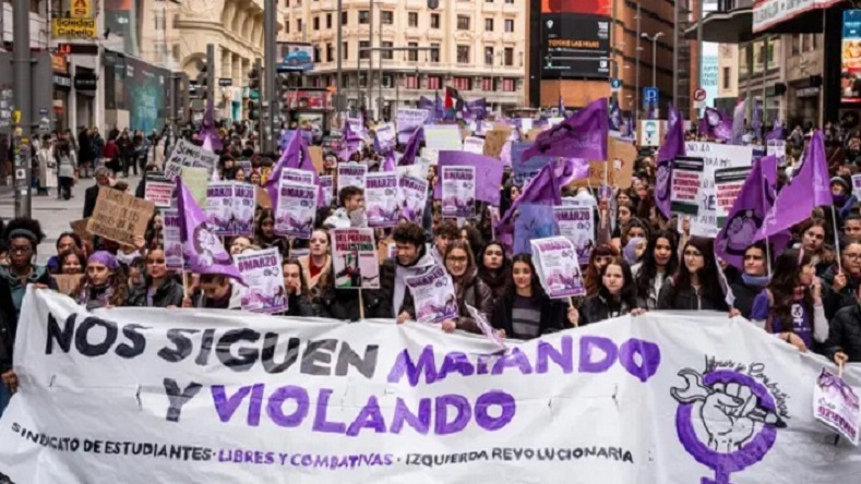 Más de 100.000 mujeres llenaron calles y plazas de España convocadas por el Sindicato de Estudiantes, Libres y Combativas e Izquierda Revolucionaria, en rechazo a la violencia machista y el genocidio en Gaza, así como en solidaridad con las mujeres palestinas. 