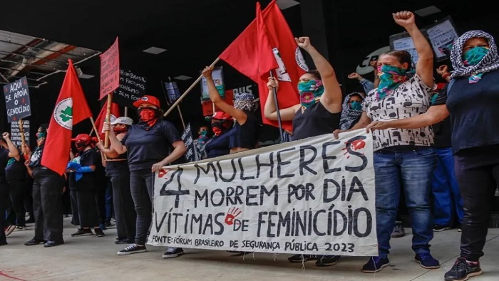 Durante la movilización, las mujeres integrantes del bloque paulista del MST denunciaron a la trasnacional Taurus por la venta de armas a Israel.