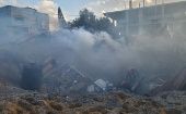 Algunas víctimas permanecen bajo los escombros o esparcidas en las calles, mientras las fuerzas israelíes siguen impidiendo la llegada de ambulancias y equipos de rescate.