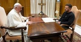 Pope Francis (L) and Ukrainian President Volodymyr Zelensky (R).