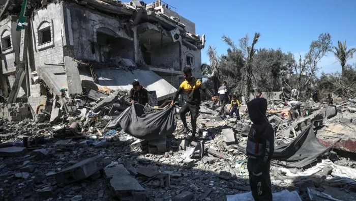 Miles de personas permanecen atrapadas bajo los escombros mientras las tropas israelíes frenan su rescate.