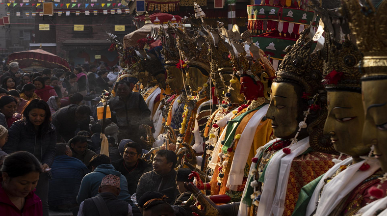 Los monjes Shakya y Bajracharya desempeñan un papel fundamental en las ceremonias, enriqueciendo aún más esta celebración cultural y espiritual.