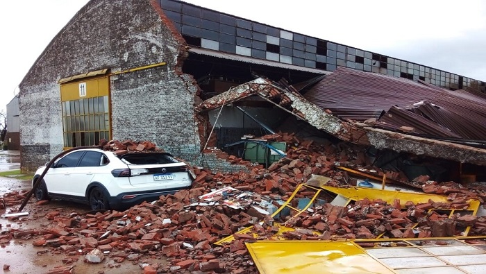 Ciudades del sur y el centro de Buenos Aires reportaron destrozos en viviendas e infraestructuras públicas, caída de árboles y techos.