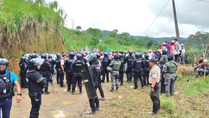 En Las Pampas y Palo Quemado, en Cotopaxi, se registró la violenta incursión policial y militar que reprimió y criminalizó a campesinas y campesinos por proteger su territorio de la amenaza minera.