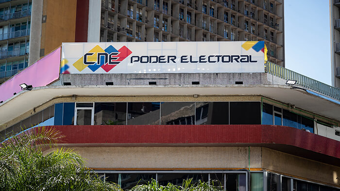 Representantes de la oposición, independientes y del Gobierno venezolano se acercaron a la sede del organismo electoral para fungir como testigos del sorteo.
