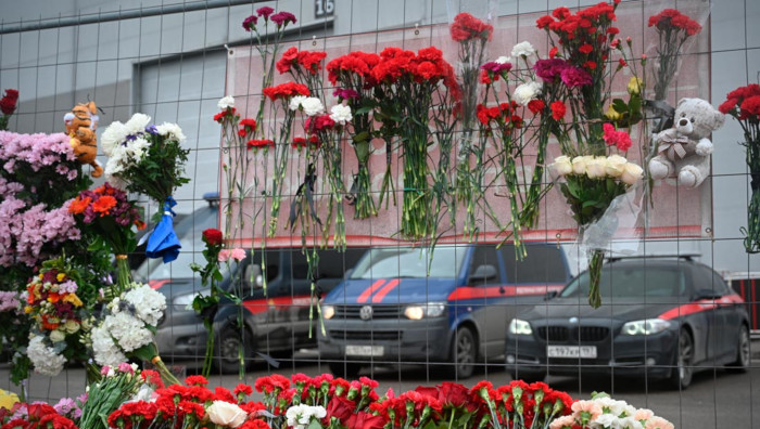 En la afueras del Ayuntamiento de Crocus, Moscú, se observa la presencia de decenas de personas que expresan su pésame por la tragedia.