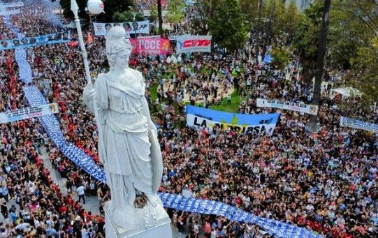Thousands of Argentines demand that political crimes and democracy be defied never again committed.