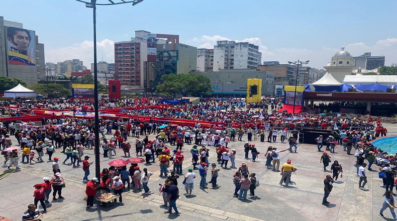 Miles de venezolanos acudieron este lunes a Caracas para participar en la marcha a la sede del CNE, donde el presidente Nicolás Maduro inscribirá su candidatura de cara a las elecciones del 28 de julio.