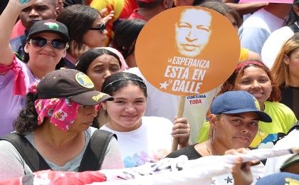 Pueblo venezolano acompaña al presidente Maduro a inscribir su candidatura