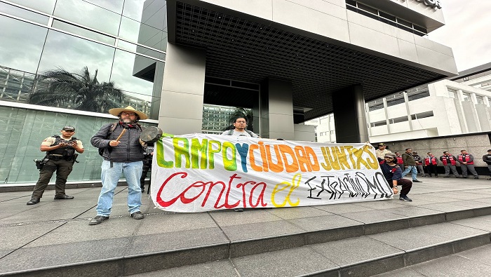 En un plantón frente a la embajada de Canadá, Leonidas Iza calificó de ignorante al mandatario Daniel Noboa.