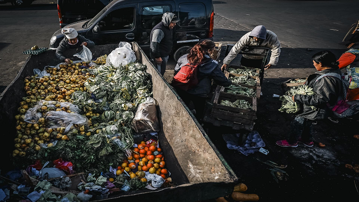 “Del total de alimentos desperdiciados en 2022 el 28 por ciento correspondió a los proveedores de servicios alimentarios y el 12 por ciento al comercio minorista”, indicó la ONU.