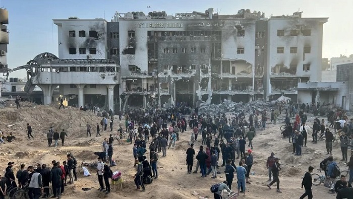El portavoz de Defensa Civil en Gaza, Mahmoud Basal, informó sobre el hallazgo de alrededor de 300 cadáveres muchos de ellos con las manos atadas, en total estado de descomposición y otros calcinados por el fuego.