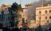 El ataque aéreo destruyó el edificio del consulado en la capital, Damasco, y mató al menos a siete funcionarios.
