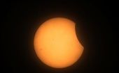 La transmisión de la NASA muestra las primeras imágenes del inicio del eclipse solar total que corresponden a la costa oeste de México, sobre Mazatlán, Sinaloa.