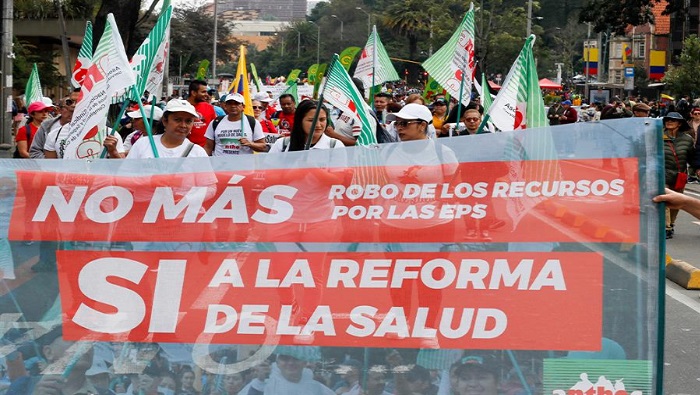 Los manifestantes marcharon por las principales calles de Bogotá hasta llegar a la Plaza Bolívar, donde se juntaron con las personas que participaban en los actos por el Día de las Víctimas.