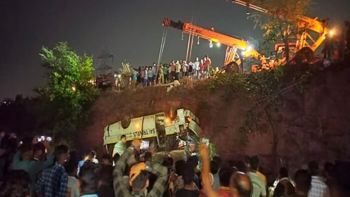 Medios indios publicaron imágenes y videos del autobús accidentado dentro de una de las zanjas de las minas a cielo abierto.