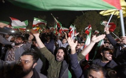 Iraníes celebran en la ciudad de Teherán, el ataque de su país en respuesta a los crímenes cometidos por Israel.