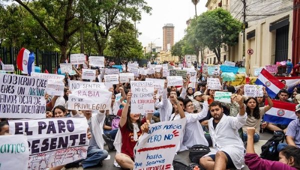 Estudiantes frente al Congreso de Paraguay durante la audiencia pública para debatir el "Arancel Cero" en universidades públicas.