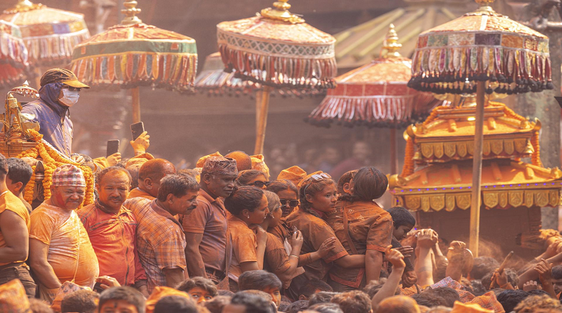 El festival anual de Sindoor Jatra colorea de naranja a la ciudad de Sindoor que se observa el 2 de Baisakh o el primer mes del año, según el calendario lunar.