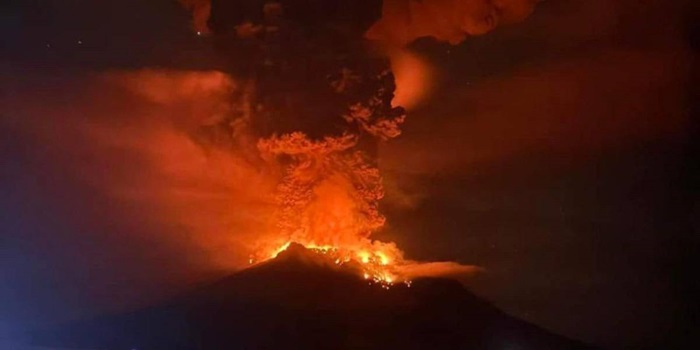 Indonesia alberga más de 400 volcanes, de los cuales al menos 129 permanecen activos y 65 son considerados peligrosos.