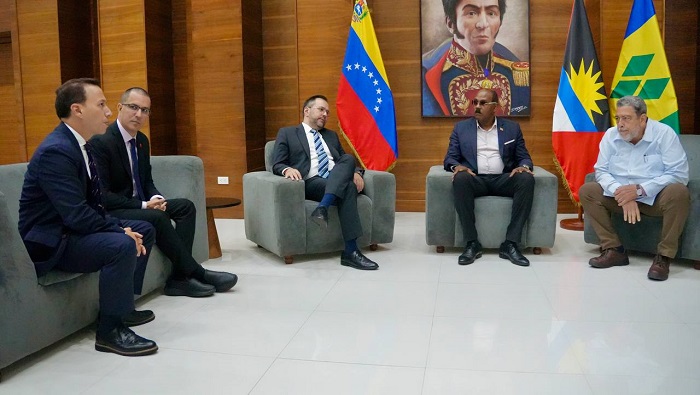 Ambas figuras fueron recibidas por el canciller venezolano Yván Gil, junto al secretario ejecutivo del ente, Jorge Arreaza.