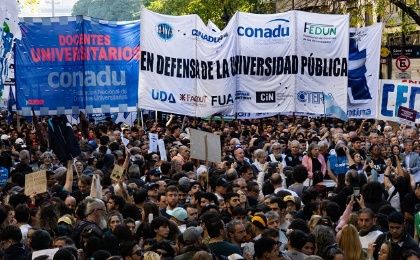 Estudiantes, docentes, autoridades y personal en general encabezaron la "Marcha Federal Universitaria".