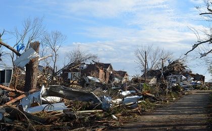  El gobernador de Oklahoma, indicó que la región sigue en estado de emergencia después de que diversos tornados azotaran su territorio desde el viernes.