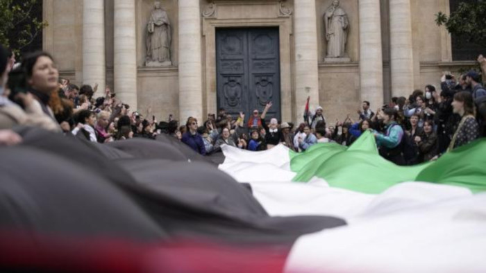 Francia despliega policía antidisturbios y recorta fondos para sofocar las protestas universitarias en Gaza.