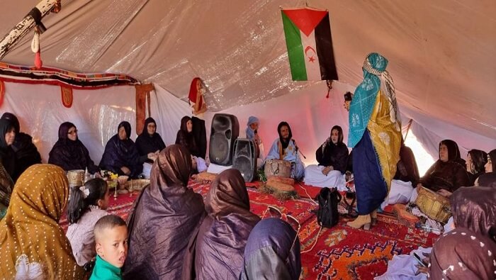 El pueblo saharaui, a partir de 1975, fue despojado de sus tierras por Marruecos, el ocupante, y desde entonces sobrevive, digno, heroico y resiliente.