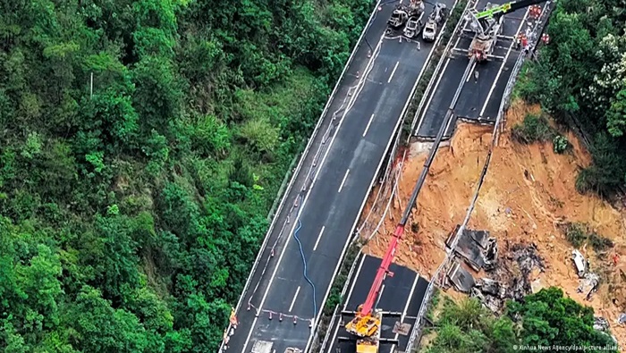 Cerca de 17,9 metros de la autopista Meizhou-Dabu colapsaron.