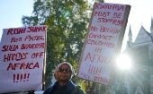 Este miércoles se celebró una gran manifestación frente a Lunar House en Croydon, al sur de Londres, donde un hombre, un ciudadano sudanés, fue detenido el lunes y le dijeron que lo enviarían a Ruanda. 