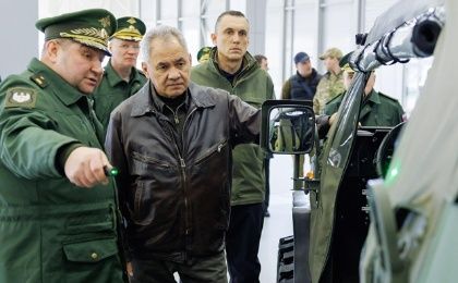 El ministro de Defensa de Rusia, Serguéi Shoigú, durante un recorrido en el cuartel general del Grupo Conjunto de Fuerzas de Rusia.