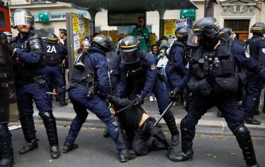Police attacking demostrators in Paris, May 1, 2024