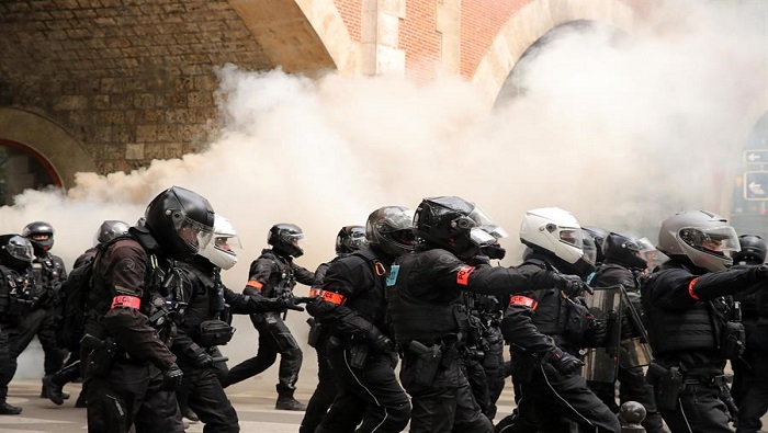 La policía había bloqueado el acceso a la Plaza de la Bastilla y luego lanzó gases lacrimógenos.