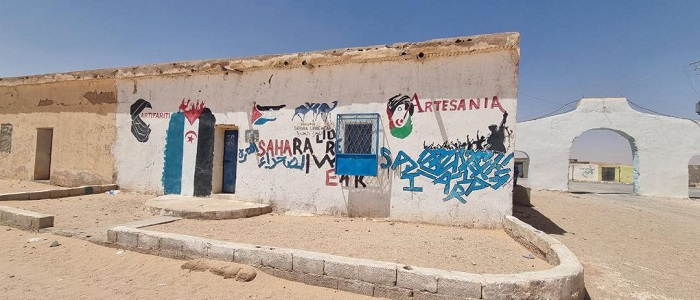 Sahara Libre: grafittis en las paredes del campamento.