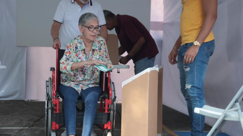 Panameños acuden a las urnas para elegir a su presidente