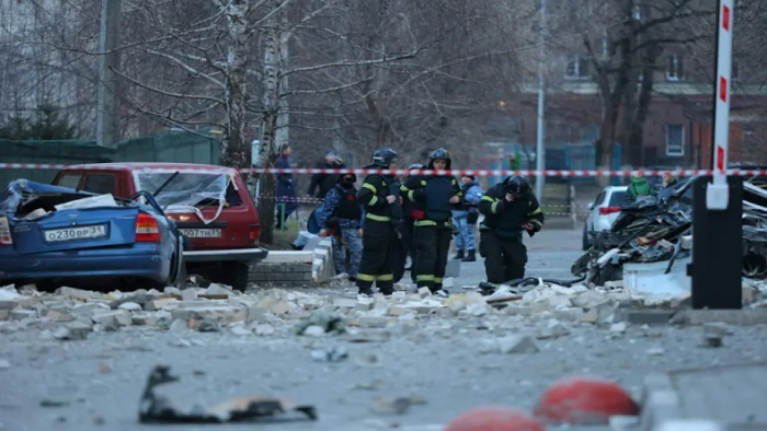 De acuerdo al gobernador, Viacheslav Gladkov, dos camionetas y un automóvil fueron bombardeadas por el ejército ucraniano con drones kamikaze.